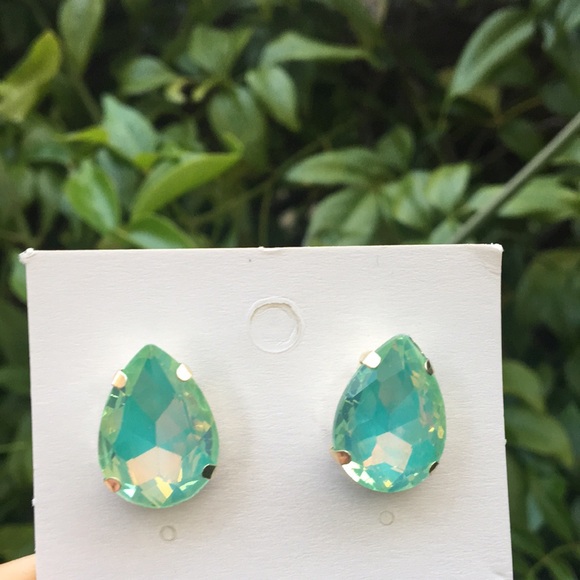 Pastel Peridot-Green Opal Pear Crystal Earrings - Picture 5 of 8